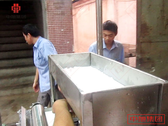 客户亲身体验河粉机——加入米浆